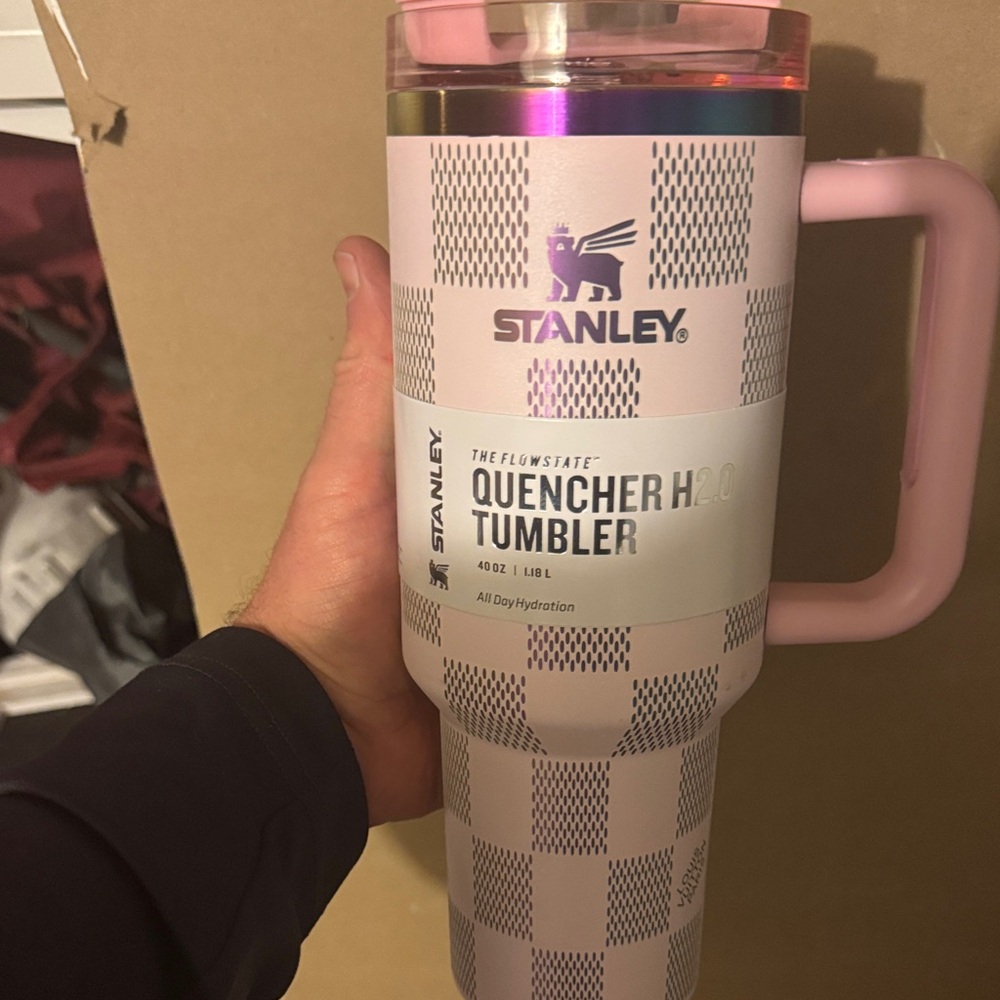 Stanley Pink Quencher H2.0 40 oz as shown new in box